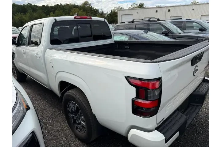 $28543 : Nissan Frontier 2022 4x4 SV image 3