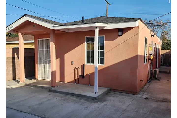 $1550 : Master bedroom 731 sq ft ADU image 2