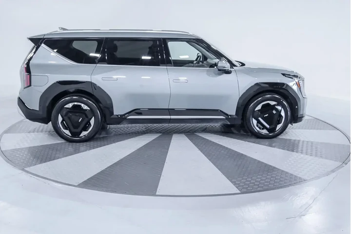 $37460 : Kia EV9 2024 AWD Land 4dr SU image 10