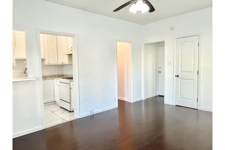 $1000 : Studio and 1-Bath image 4