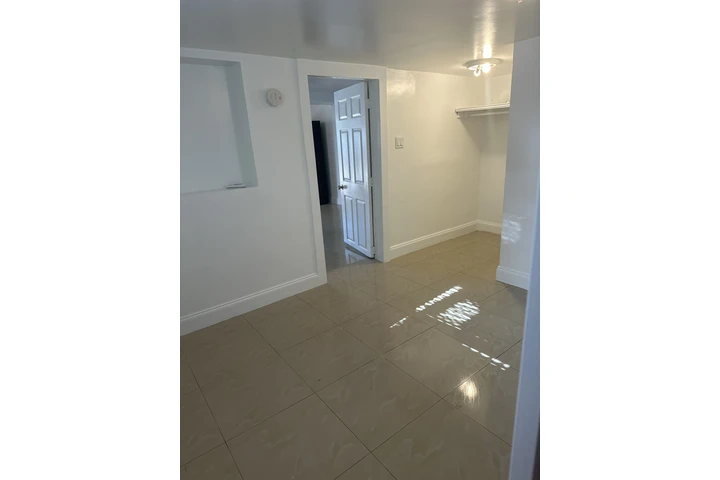 $1700 : Renta apt /  un cuarto image 6
