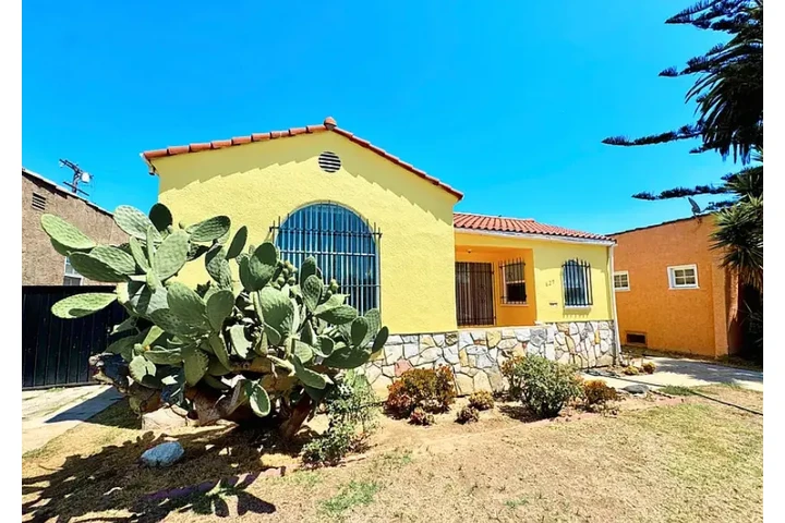 $1770 : 2 Bedrooms + 1 Bath + 2 Garage image 2