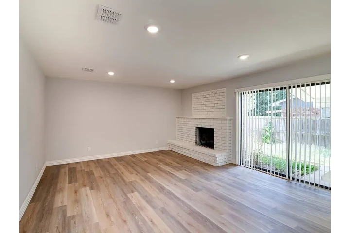 $1350 : Gorgeous 3 bedroom 2 b image 3