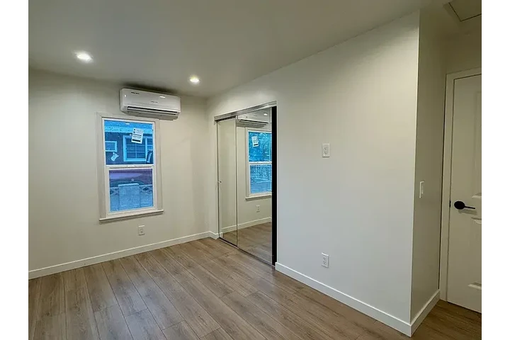 $900 : This well-maintained 2-bedroom image 9