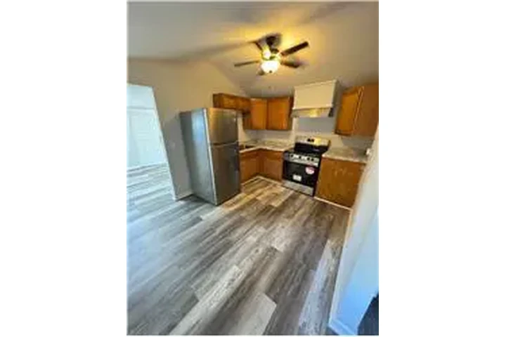 $1100 : Rental property with 1 bedro image 3