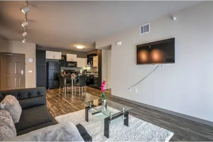 $700 : Fully Furnished Single Room !! image 1