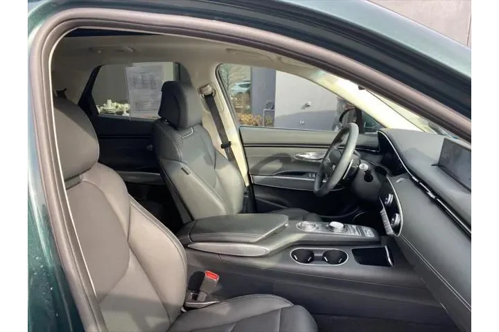 $60 : Genesis GV70 2024 AWD 2.5T S image 9