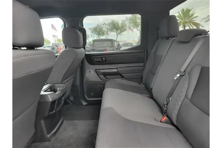 $38991 : Toyota Tundra 2025 4x4 SR 4d image 9