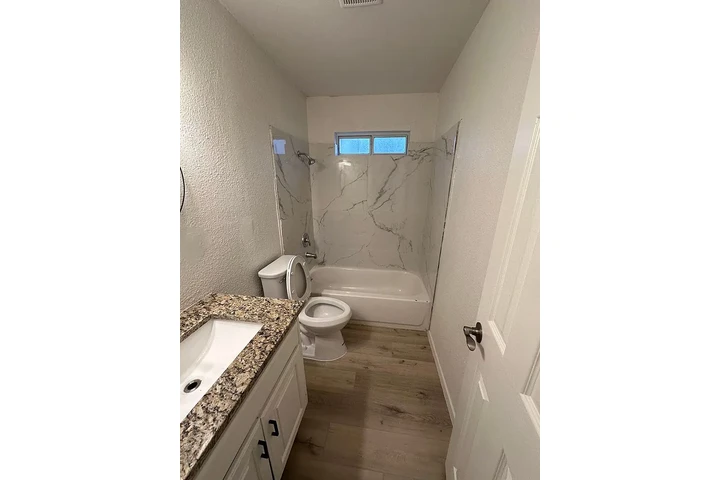 $800 : Beautiful craftsman style home image 6