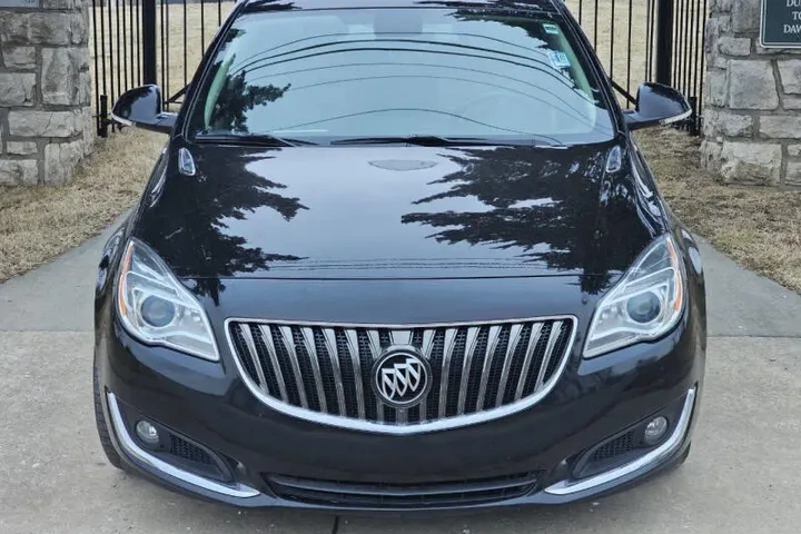 $7995 : 2016 Regal Premium II image 2