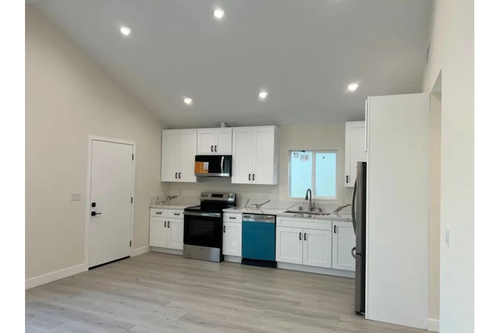 $2400 : Huge flat backyrd image 2