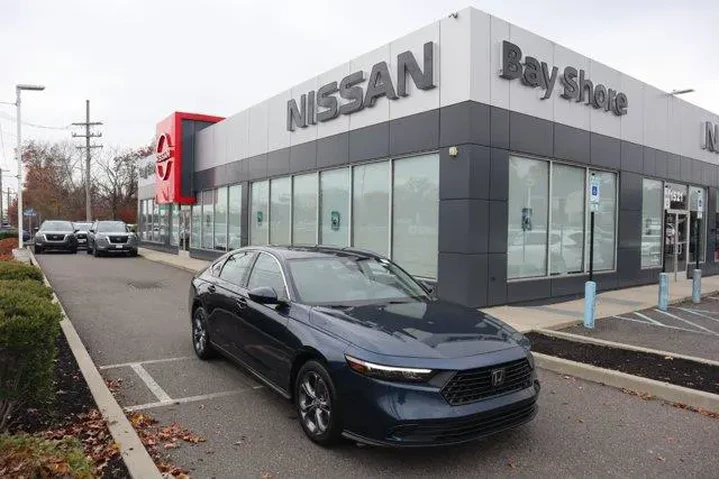 $22929 : Honda Accord 2023 EX 4dr Sed image 1