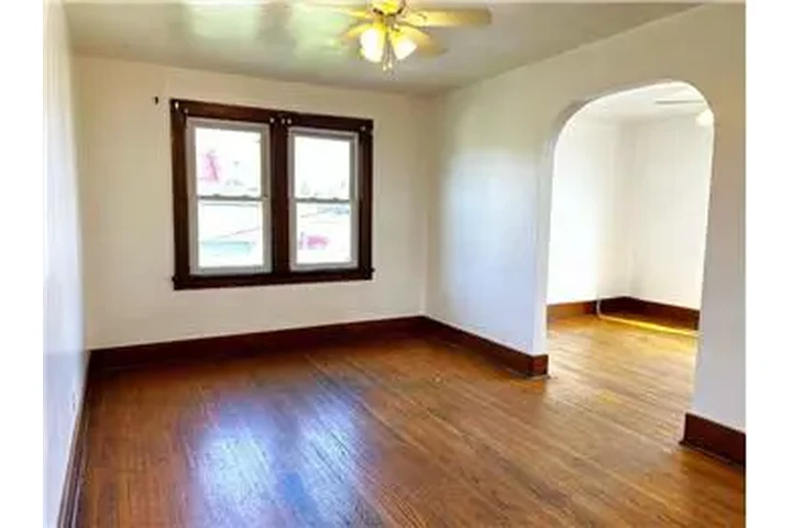 $650 : Rental property with 2 bedro image 3