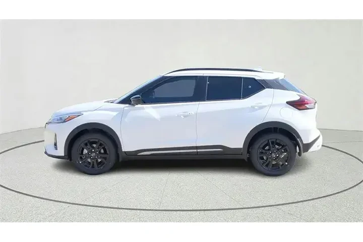$19034 : Nissan Kicks 2023 SR 4dr Cro image 4