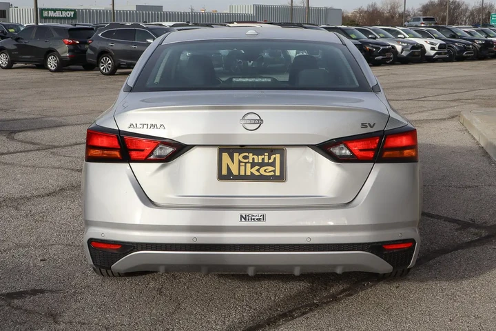 $17288 : 2023 Altima 2.5 SV Sedan image 5