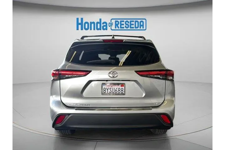 $29898 : Toyota Highlander 2022 LE 4d image 6