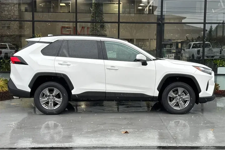 $29923 : Toyota RAV4 2024 AWD XLE 4dr image 3