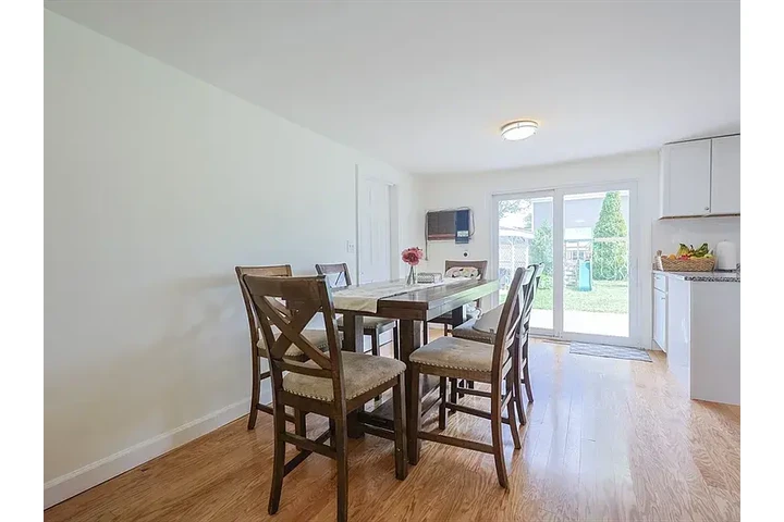 $2500 : CHARMING SINGLE FAM HOME image 8