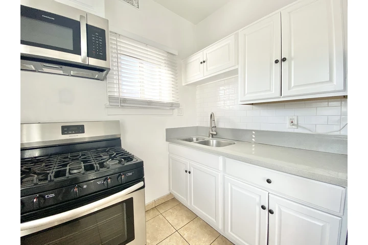 $1425 : ¡Estudio Remodelado $1,425 image 3