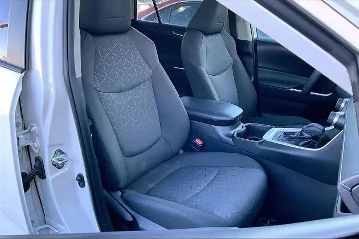 $31467 : Toyota RAV4 2022 AWD XLE 4dr image 7