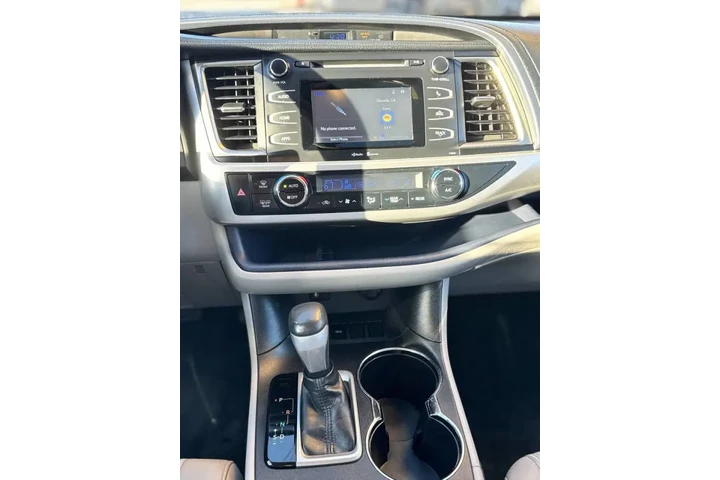 2014 Highlander LE Plus image 9