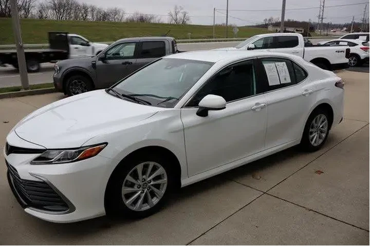 $23500 : Toyota Camry 2021 LE 4dr Sed image 3
