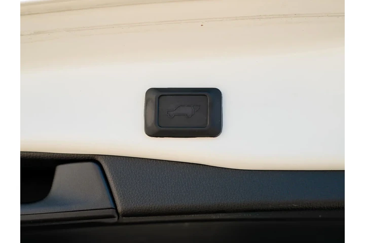 $27845 : 2019 RAV4 Hybrid XSE image 9