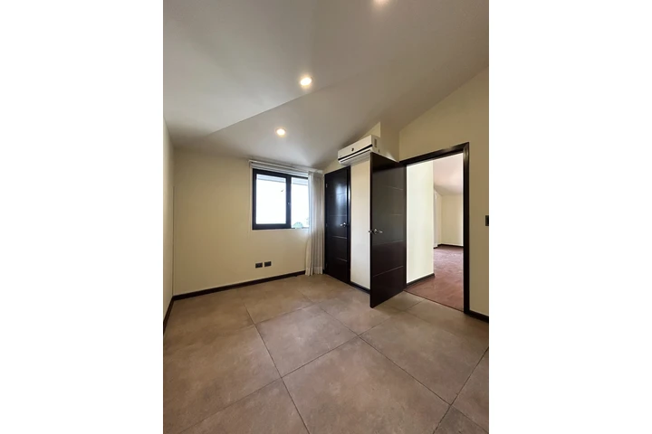 $2900 : Casa en Venta o Renta Zona 13 image 3