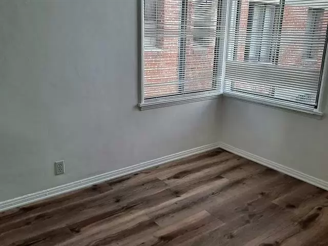 $1600 : 2 Beds 1 Bath Available image 6