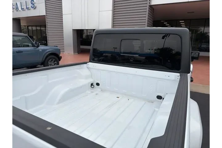 $26490 : Jeep Gladiator 2020 4x4 Over image 2