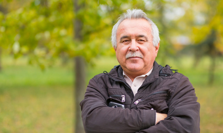 Persona de la tercera edad con los brazos cruzados