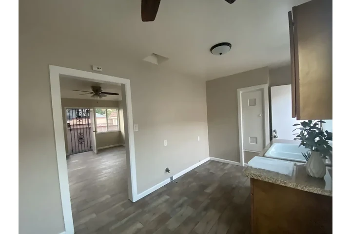 $1000 : 1/bed 1/bath apartment home image 3