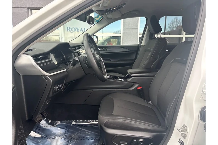 $34995 : 2023 Grand Cherokee L Laredo image 10