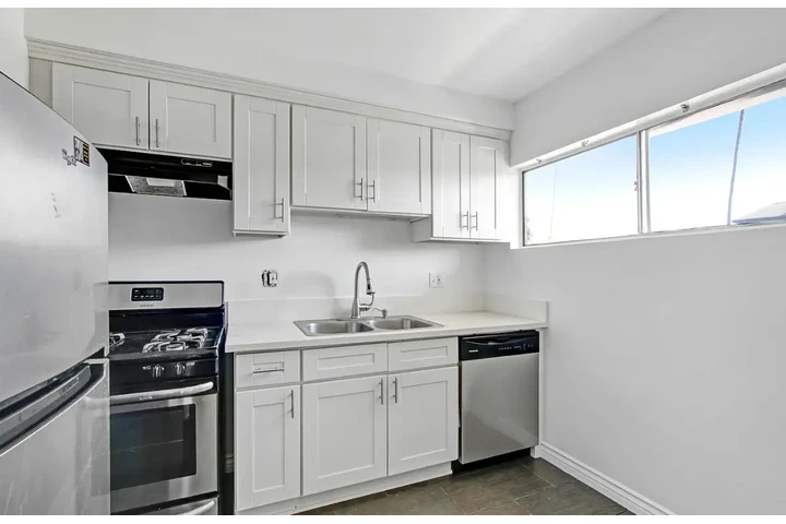 $1450 : 1 Bed 1Bath Apt in Kenmore Ave image 2