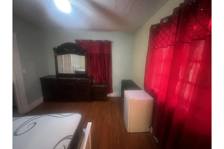 $750 : Cuarto en renta image 9