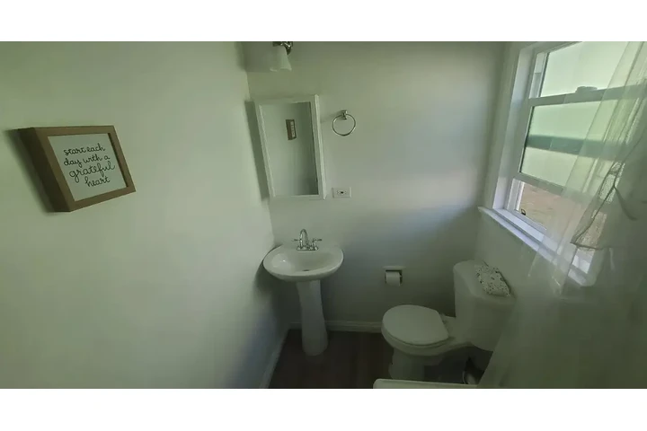 $1350 : cozy home image 10