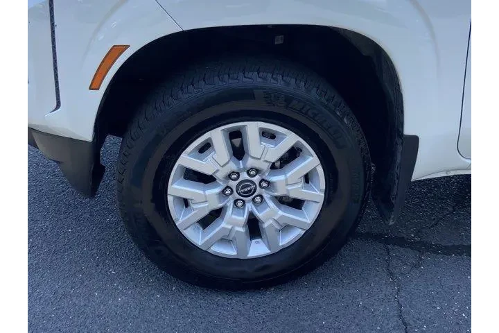 Nissan Frontier 2023 4x4 SV image 8
