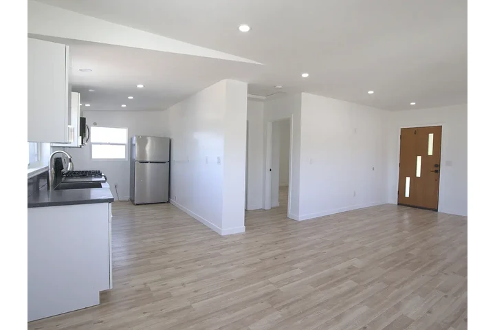 $1500 : Adam erah rental services image 4