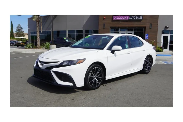 $25484 : 2021 Camry SE Sedan 4D image 2