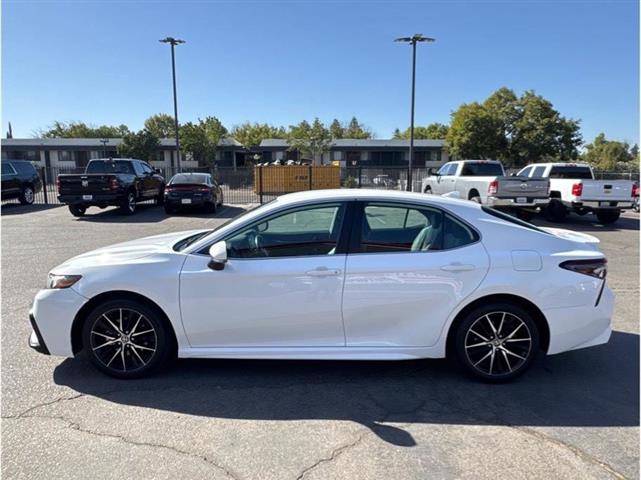 2023 Camry SE image 7