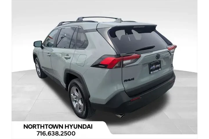 $30900 : Toyota RAV4 2022 AWD XLE 4dr image 3