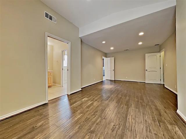 $2000 : Freshly remodeled 3 bedroom image 3