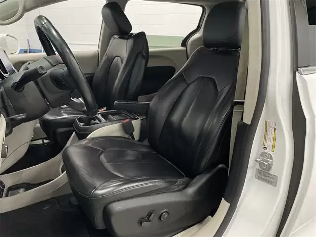 $12000 : Pre-Owned 2017 Pacifica Touri image 4