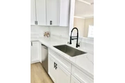 $2400 : 3 Bedroom house For Rent in LA thumbnail
