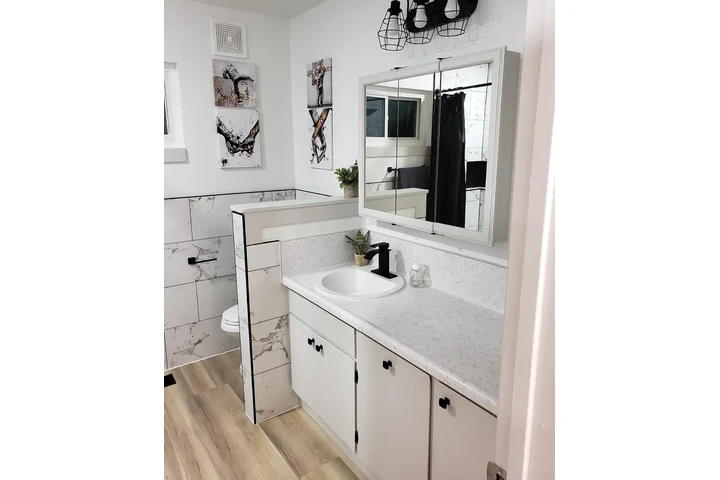 $1050 : Modern 1-Bedroom Apartment in image 5