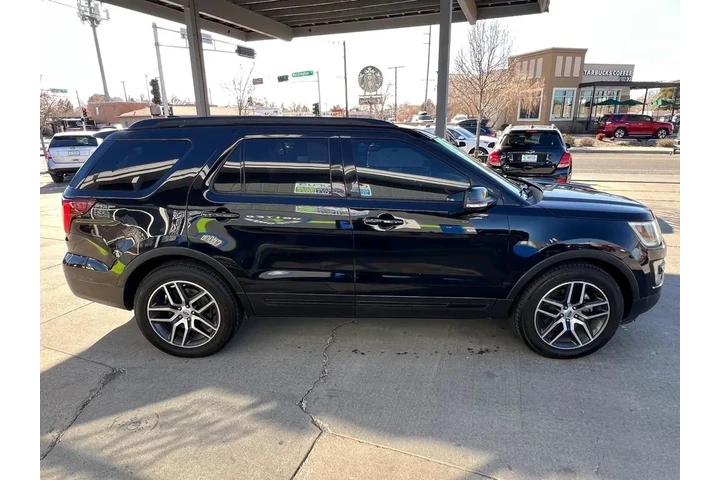2017 Explorer Sport 4WD image 4