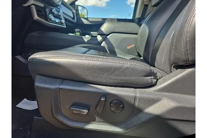 $39980 : Ford Expedition 2024 4x4 XLT image 6