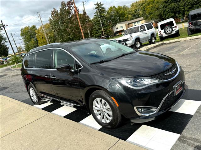 $22491 : 2018 Pacifica Touring L FWD image 2