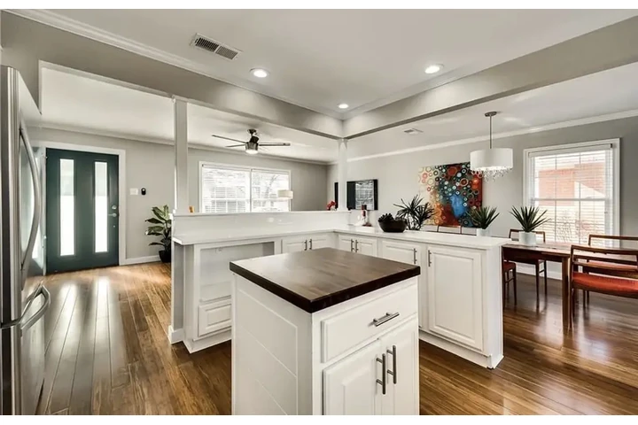 $900 : Great remodel 3 bathroom home image 3