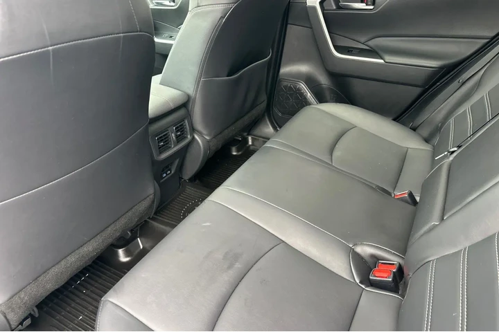 $32000 : Toyota RAV4 2022 AWD XLE Pre image 6